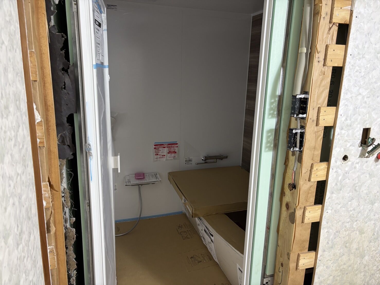 雨の中の搬入作業、無事完了しました