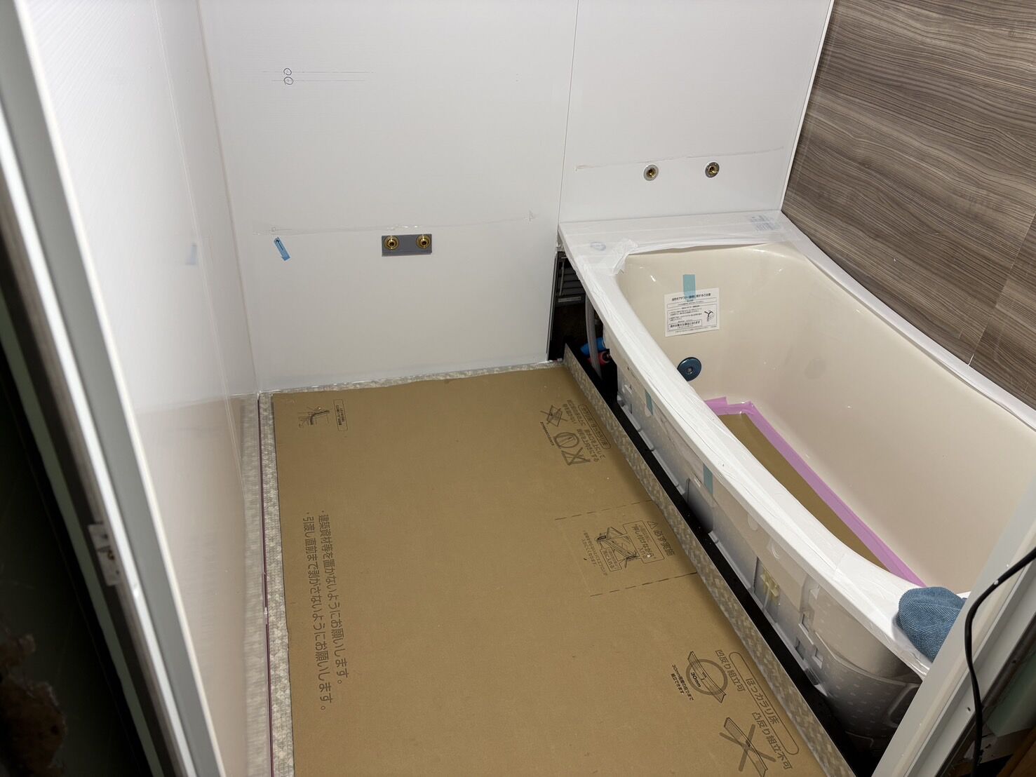 雨の中の搬入作業、無事完了しました