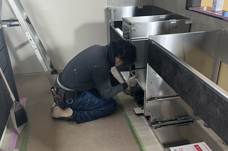    【取材レポート】丁寧な手仕事が光る、キッチン取付工事の現場に密着しました   