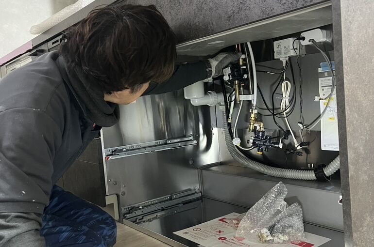    【取材レポート】丁寧な手仕事が光る、キッチン取付工事の現場に密着しました   