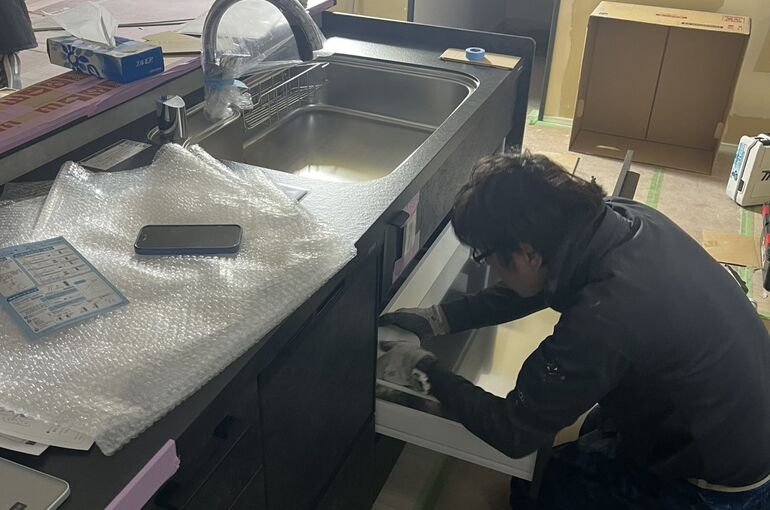    【取材レポート】丁寧な手仕事が光る、キッチン取付工事の現場に密着しました   